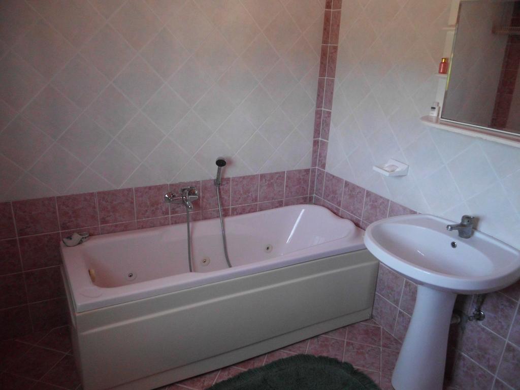 Tom'S House Apartment Skriperon ภายนอก รูปภาพ